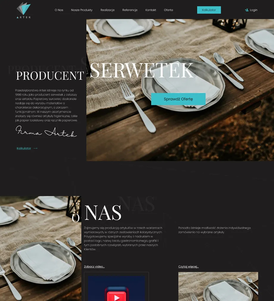 Nakryty stół z talerzami, białymi serwetkami i sztućcami na drewnianym blacie z naturalnym obrusem.