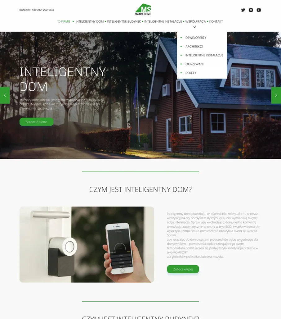 Widok domu inteligentnego o zmierzchu z otaczającymi drzewami oraz ekran telefonu pokazującego aplikację do zarządzania inteligentnym domem.